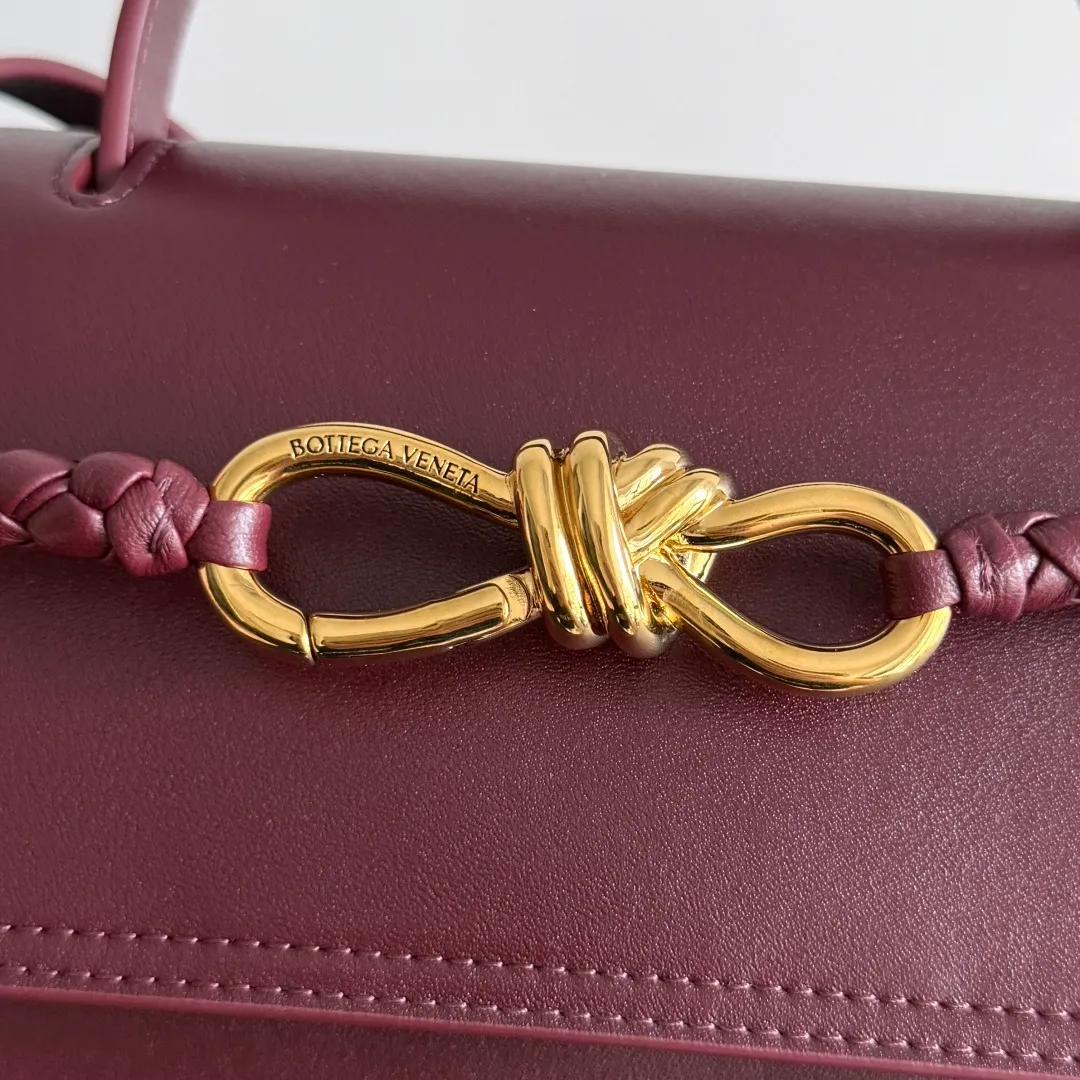 Batch 2060 BottegaVeneta Latest Ciao Ciao Bag Silky cowhide two-way flap handbag with signature twist detail, hidden hook closure, flap can be fastened to the front or attached to the INTRECCIATO woven internal pocket, comes with an adjustable and removable crossbody strap, internal compartment, and also features a zippered pocket. The surprise flap has various shapes. Style 1 - Cover the bag surface, exposing the knot and knot decoration. Style 2 - Place the flap inside the bag. A buckle is also designed. Style 3 - The U-shaped position of the top handle in the hand bag. Style No.: 835835 Size: 26*19*10.5cm